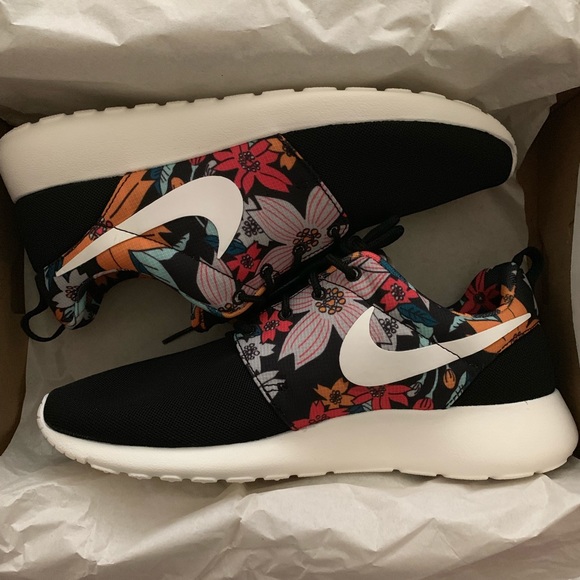 Nike Shoes - ➖ NIKE • FLORAL ROSHE